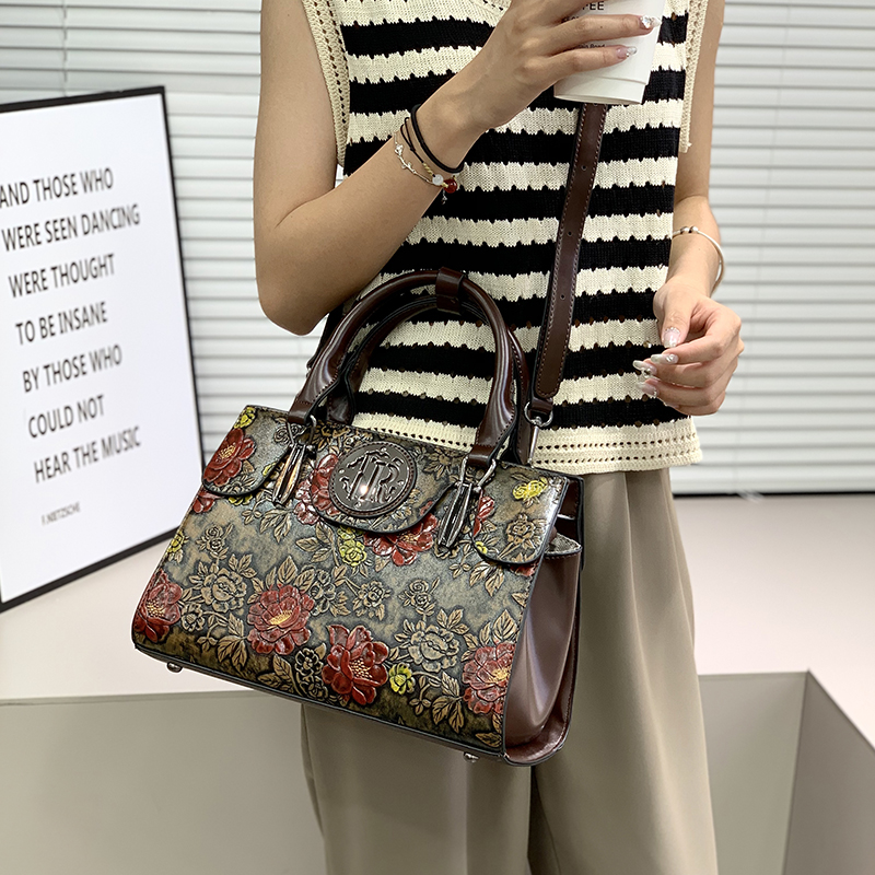 حقيبة يد نسائية فاخرة بتصميم ز - مراجعة Luxury Bags That Are Vegan وسعره
